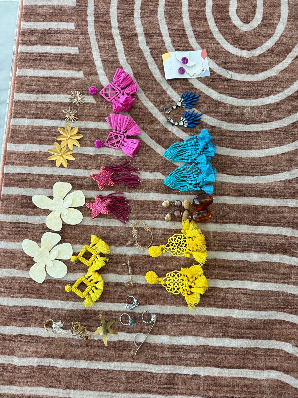 Lot of 20 beautiful jewelry pieces, including earrings and rings!